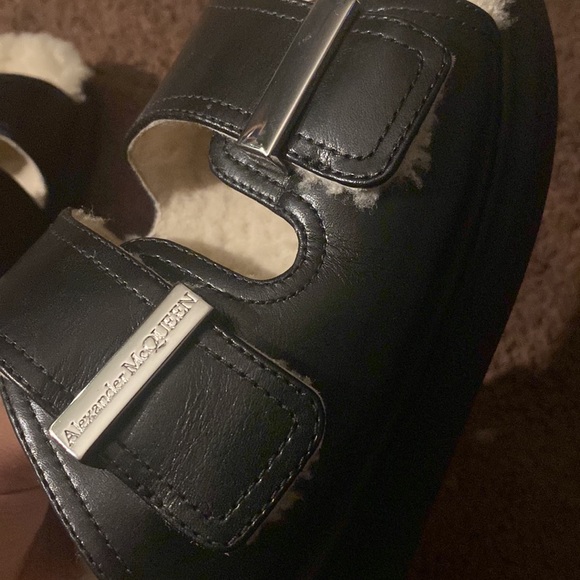 Alexander McQueen shearling slide sandals. - Picture 10 of 14